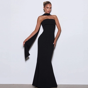 Détail d'une robe sirène bustier noire élégante avec accessoire de cravate assorti