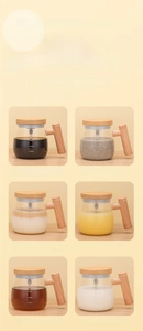 Detail of 400ml automatic glass stirring cup with wood grain handle and scale markings