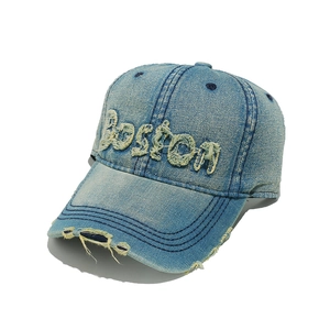 Dettaglio del ricamo Boston 3D su cappello in denim invecchiato con bordi sfilacciati