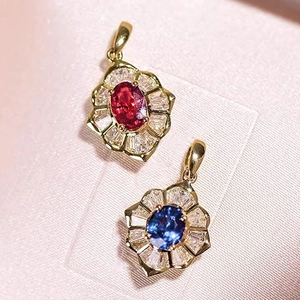 Eleganter vergoldeter Blumen-Halskettenanhänger mit ovalem Zirkonia in Rot und Blau
