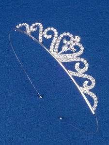 Dettaglio di un diadema d'argento con motivi a vortice e strass scintillanti