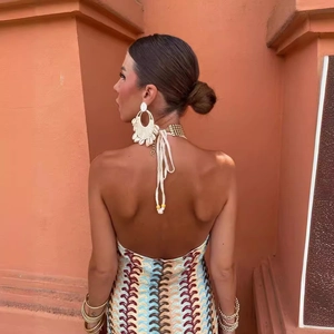 Robe longue dos nu à col en V avec dentelle et accessoires de coquillages géométriques