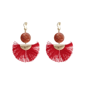 Orecchini pendenti con nappe rosse e cerchio in resina con dettagli dorati stile orientale