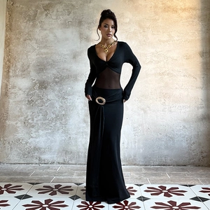 Elegante abito lungo nero a maniche lunghe con scollo a V, inserti in mesh e fibbia dorata