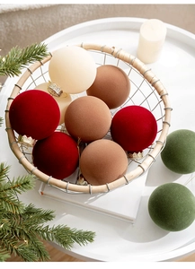 Gros plan de boules de Noël floquées de 8 cm en rouge et vert dans un panier