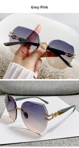 Detalle de gafas de sol sin montura degradado gris rosa y patillas metálicas oro