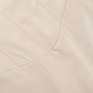 Détail macro d'une robe beige avec double surpiqûre précise et texture lisse en similicuir