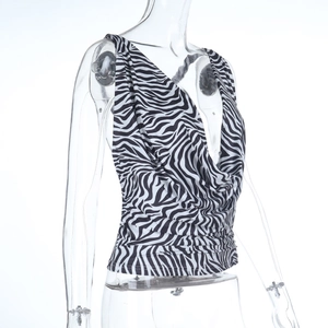 Vue latérale du haut dos nu à imprimé zèbre avec décolleté en V profond sur mannequin