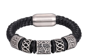 Gros plan d'un bracelet en cuir tressé noir avec des perles en métal argenté celtique