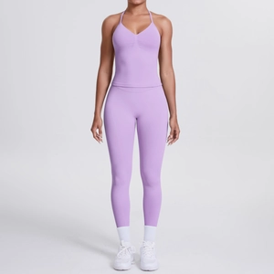 Detail der lavendelfarbenen Yoga-Leggings mit hohem Bund und Halter-Sport-BH