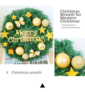 Détail d'une couronne de Noël avec boules dorées, étoiles et signe Merry Christmas