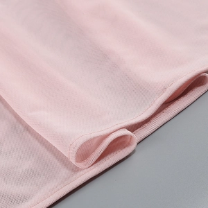 Détail macro de la texture du tissu en tulle rose pour robes de soirée ajustées