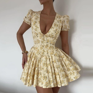 Vue détaillée d'une robe courte fleurie jaune avec col en V et manches bouffantes
