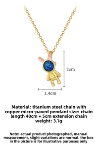 Detailansicht des Astronauten-Hasenanhängers 2x1,4cm an goldener Titanstahlkette