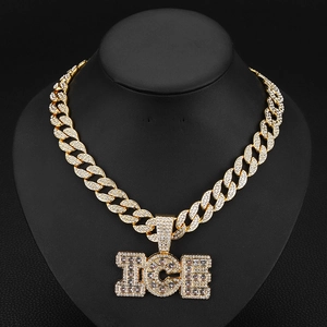 Chaîne cubaine dorée hip-hop avec pendentif lettre ICE orné de cristaux violets