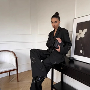 Damen-Anzug mit schwarzen Pailletten, Blazer, weite Hose und passende Clutch-Tasche