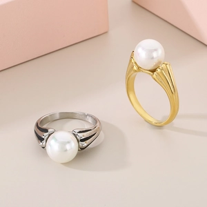 Eleganti anelli a petalo placcati oro 18K e argento con perle bianche su sfondo morbido