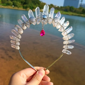 Detailansicht der Boho-Kristallkrone mit Seesternen und rosa tropfenförmigem Edelstein