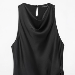 Haut élégant en satin noir sans manches avec col bénitier drapé sur fond blanc épuré
