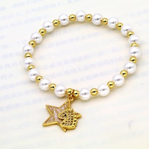 Schickes Damenperlenarmband mit Goldperlen und einem funkelnden Einhorn-Sternanhänger