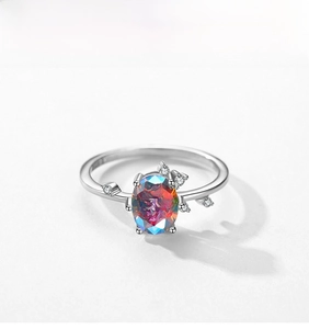 Dettaglio anello in argento S925 con fascia stile ramo e gemma ovale colorata