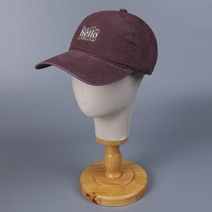 Bordado detallado del texto hello blanco en una gorra de béisbol vintage color púrpura