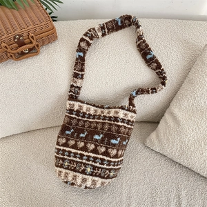 Sac seau en peluche marron avec motif jacquard ethnique et bandoulière moelleuse