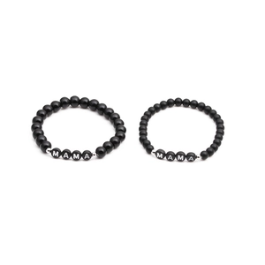 Gros plan des bracelets de perles noires MAMA polis et mats pour la fête des mères