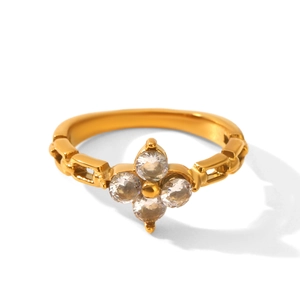 Détail d'une bague en acier inoxydable plaqué or 18 carats avec quatre zircons en pétales