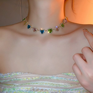 Elegante collana girocollo dorata con gemme colorate a cuore e piccoli cristalli brillanti