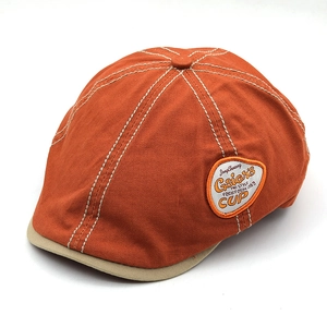 Casquette rétro en coton lavé orange avec bordure beige et écusson brodé décoratif