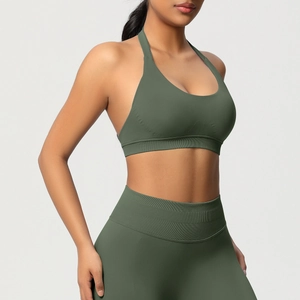 Détail du soutien-gorge de sport dos nu et legging taille haute en maille côtelée olive