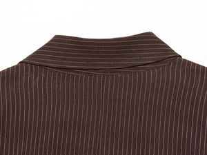 Dettaglio del colletto della camicia a righe marroni e cuciture su tessuto di qualità