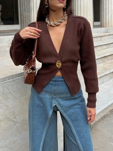 Cardigan in maglia marrone scuro con scollo a V e bottone dorato con jeans blu eleganti