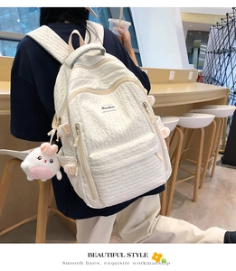 Sac à dos blanc avec tissu à texture plissée et charmant lapin en peluche