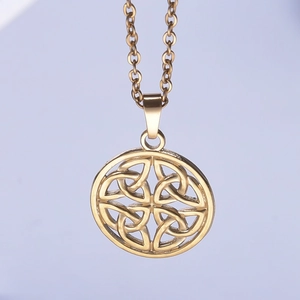 Détail d'un pendentif nœud celtique en acier inoxydable plaqué or 18k avec design ajouré
