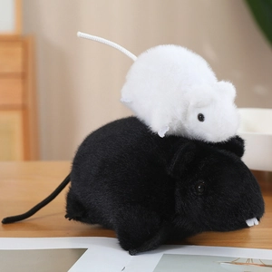 Lindo juego de peluches de ratón realistas con roedores blanco y negro sobre madera