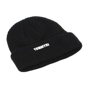 Détail du bonnet en maille côtelée noire avec broderie blanche TOMMYRI sur le revers
