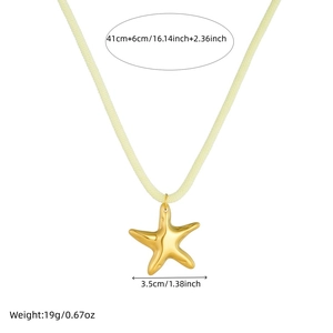 Pendentif étoile de mer en acier inoxydable doré avec cordon de soie tressé crème