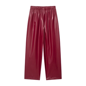 Detailansicht der dunkelroten Kunstlederhose mit weitem Bein und Glanzeffekt