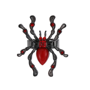 Détail macro bague araignée gothique avec cristaux rouges et pierre goutte sur métal noir