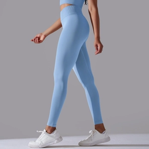 Detail der hellblauen nahtlosen Yogahose mit hohem Bund und breitem Taillenband zur Bauchkontrolle