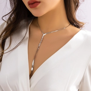 Elegante silberne Schlangenkette Y-Halskette mit Quaste für Damen am Model