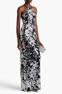 Détail de la broderie florale argentée et découpe latérale sur robe de soirée noire