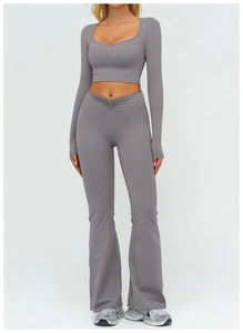 Dettaglio del set yoga grigio con crop top a U e leggings svasati con vita a croce V