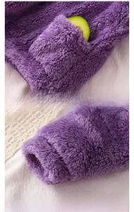 Détails du pyjama en peluche violette pour enfants avec poches et poignets renforcés