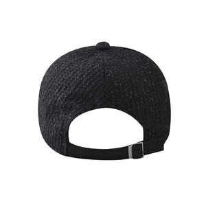Vista posteriore del cappellino da baseball in tweed nero con filato lucido e fibbia