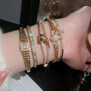 Ensemble de bracelets luxueux plaqués or pour femmes avec des zircons brillants sur le poignet