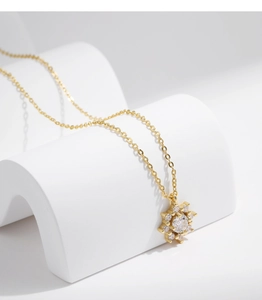 Détail macro du collier pendentif flocon de neige avec pierres brillantes sur blocs