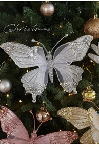 Dettaglio di farfalla decorativa scintillante con perle su un albero di Natale